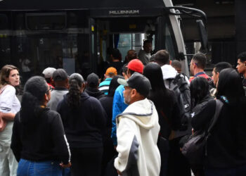 Passageiros enfrentam longas filas nos pontos de ônibus por conta da greve em SP.