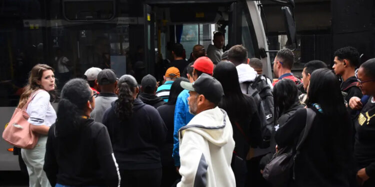 Passageiros enfrentam longas filas nos pontos de ônibus por conta da greve em SP.