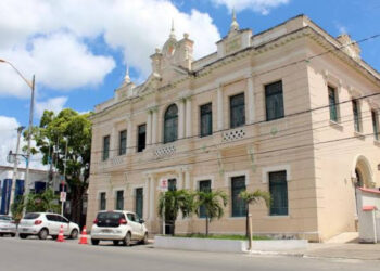 Prefeitura de Goiana é investigada por compra de kits escolares superfaturados sem licitação.