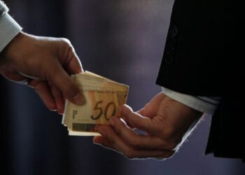 Deputado Federal André Janones cobra assessores para pagar despesas pessoais.