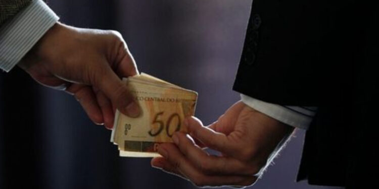 Deputado Federal André Janones cobra assessores para pagar despesas pessoais.