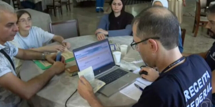 Repatriados da Faixa de Gaza recebem cuidados médicos e assistência em Brasília.