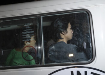 Um veículo da Cruz Vermelha transportando reféns tailandeses passa pela passagem da Faixa de Gaza para o Egito, em Rafah, em 25 de novembro.