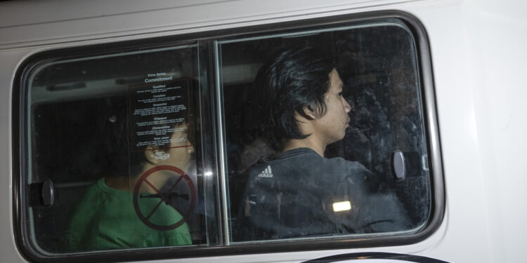 Um veículo da Cruz Vermelha transportando reféns tailandeses passa pela passagem da Faixa de Gaza para o Egito, em Rafah, em 25 de novembro.