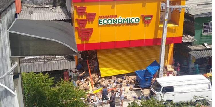 Desabamento de teto de supermercado em Jaboatão dos Guararapes deixa funcionários feridos.