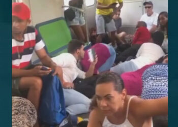 Barulho do tiroteio deixou passageiros assustados .