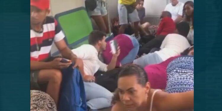 Barulho do tiroteio deixou passageiros assustados .