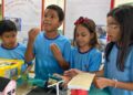 Crianças em aulas de robótica