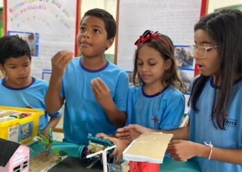 Crianças em aulas de robótica