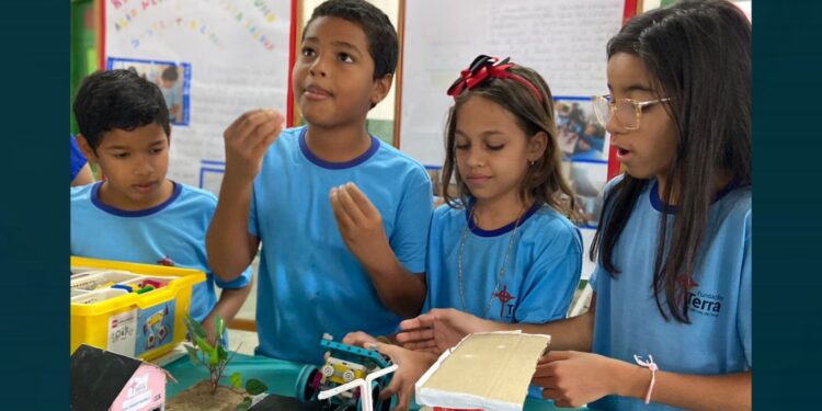 Crianças em aulas de robótica