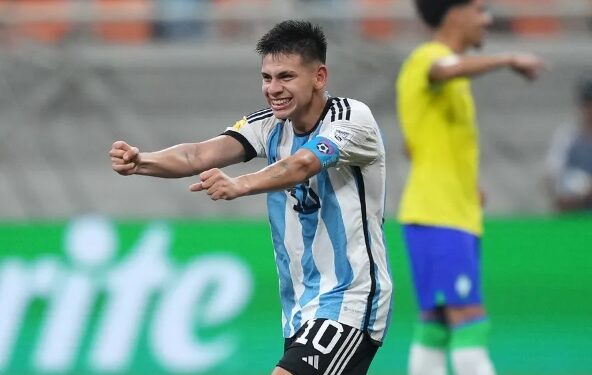 Claudio Echeverri, o carrasco do Brasil marcou os 3 gos do jogo.