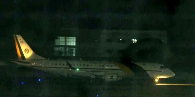 Avião presidencial com brasileiros resgatados em Gaza acaba de pousar em solo brasileiro