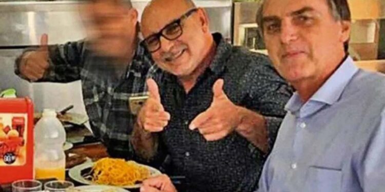 Fabrício Queiroz foi durante anos assessor e amigo pessoal da família Bolsonaro