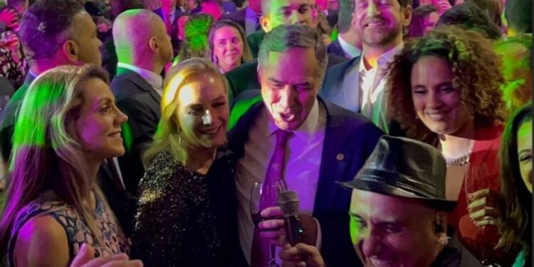 Casal foi flagrado durante a festa de posse de Roberto Barroso como Presidente do STF