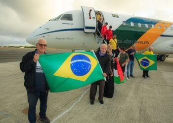 Seis passageiros desembarcaram no Aeroporto dos Guararapes às 5h35. Foto: Divulgação/GOV BR e FAB