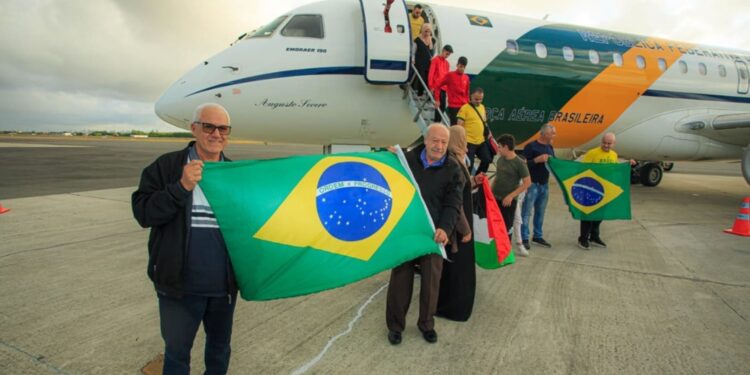 Seis passageiros desembarcaram no Aeroporto dos Guararapes às 5h35. Foto: Divulgação/GOV BR e FAB