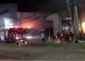 Funcionários do mercado ajudaram os bombeiros a apagar o fogo.