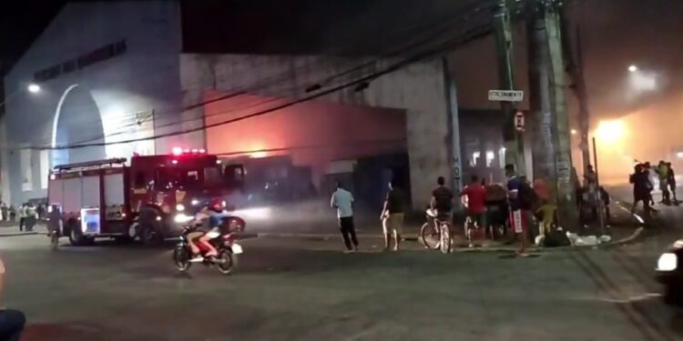 Funcionários do mercado ajudaram os bombeiros a apagar o fogo.
