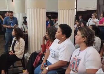 Mirtes Renata, mãe de Miguel, acompanhou o julgamento através de um telão