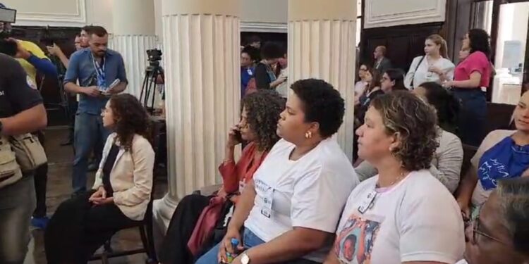 Mirtes Renata, mãe de Miguel, acompanhou o julgamento através de um telão