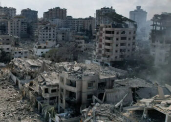 Casas e prédios destruídos por ataques aéreos israelenses em Gaza.