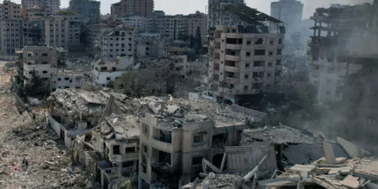 Casas e prédios destruídos por ataques aéreos israelenses em Gaza.