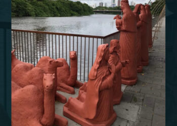 Escultura do menino Jesus desaparece de presépio no Recife, prefeitura busca reposição.
