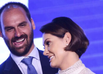 Ex-primeira dama Michelle e deputado Eduardo Bolsonaro incitavam Bolsonaro a dar golpe, diz delator em depoimento à PF.