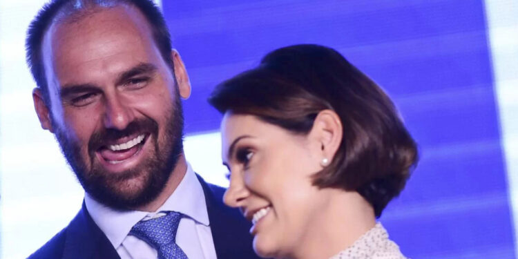 Ex-primeira dama Michelle e deputado Eduardo Bolsonaro incitavam Bolsonaro a dar golpe, diz delator em depoimento à PF.