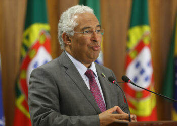 Primeiro-ministro de Portugal renuncia após investigação sobre esquema irregular de exploração de lítio e hidrogênio verde.