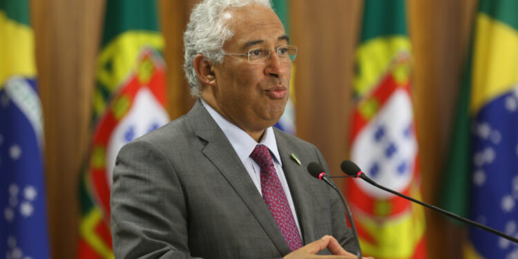 Primeiro-ministro de Portugal renuncia após investigação sobre esquema irregular de exploração de lítio e hidrogênio verde.