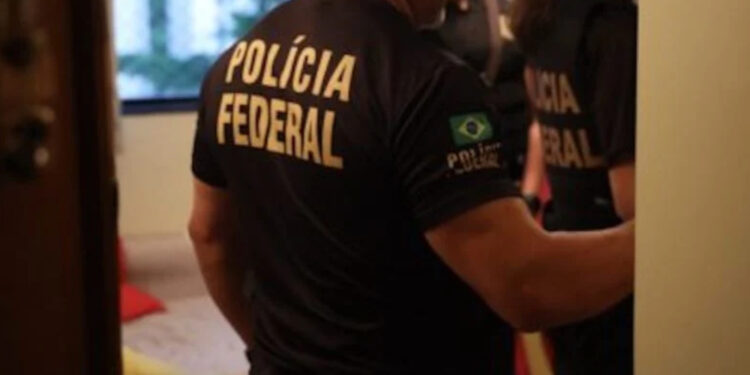 Polícia Federal realiza operação para prender suspeito de participação em atos golpistas.