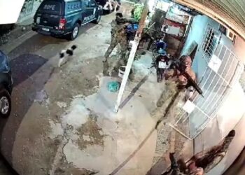 Câmera de segurança flagrou toda a ação dos PMs