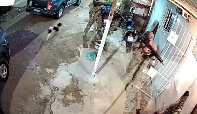 Câmera de segurança flagrou toda a ação dos PMs