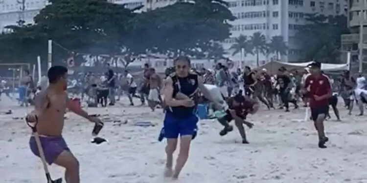 Dias antes do jogo Copacabana foi marcado por confrontos entre torcedores do Fluminense e Boca Juniors.