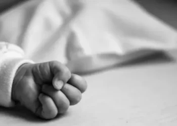 A mãe da criança disse que foi trancada em um quarto enquanto o companheiro cometia o crime