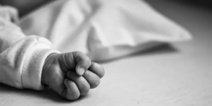 A mãe da criança disse que foi trancada em um quarto enquanto o companheiro cometia o crime