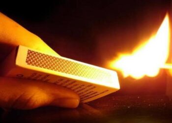 Após ter ateado fogo na própria mulher, o homem fugiu