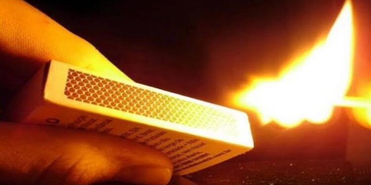 Após ter ateado fogo na própria mulher, o homem fugiu