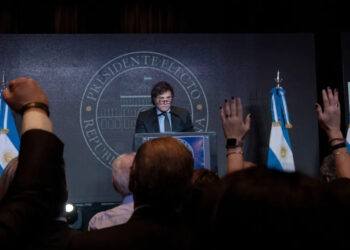 Da motoserra à conciliação: Milei surpreende em discurso da vitória.