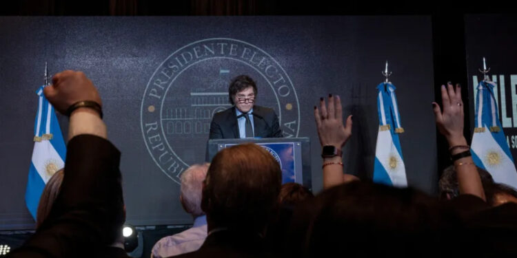 Da motoserra à conciliação: Milei surpreende em discurso da vitória.