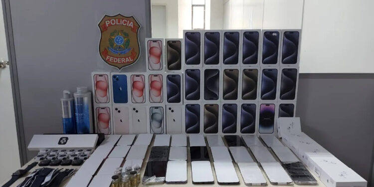 Mulher é presa com eletrônicos sem nota fiscal e medicamento suspeito no Aeroporto do Recife.