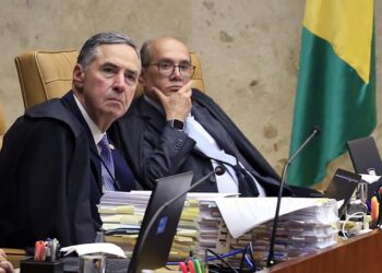 Os ministros Luis Roberto Barroso e Gilmar Mendes no plenário do STF
