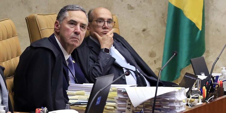Os ministros Luis Roberto Barroso e Gilmar Mendes no plenário do STF