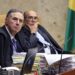Os ministros Luis Roberto Barroso e Gilmar Mendes no plenário do STF