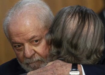 O presidente Luiz Inácio Lula da Silva cumprimenta o deputado Luciano Bivar