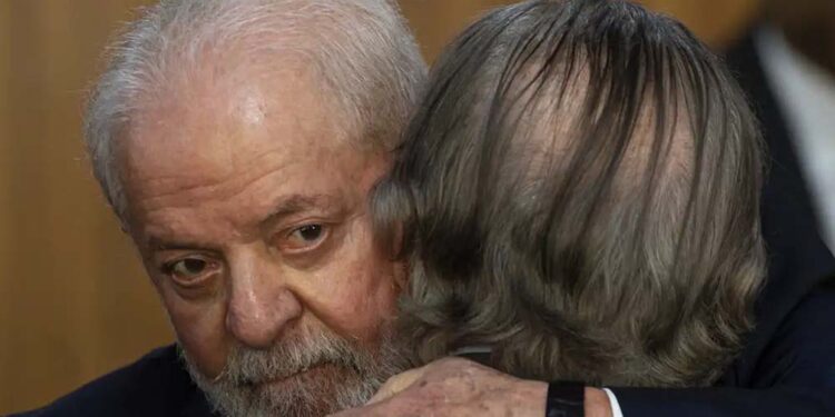 O presidente Luiz Inácio Lula da Silva cumprimenta o deputado Luciano Bivar