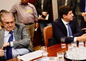 O deputado federal Luciano Bivar e o prefeito João Campos (PSB) durante reunião