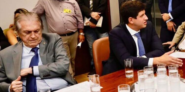 O deputado federal Luciano Bivar e o prefeito João Campos (PSB) durante reunião
