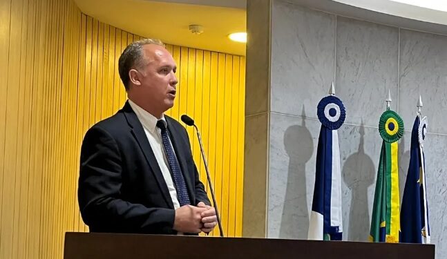 O titular da SDS, Alessandro Carvalho, durante audiência pública na Alepe